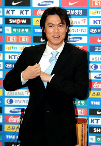 홍명보 신임 U-20 감독이 23일 서울 대한축구협회에서 열린 기자회견에서 신임 감독으로서의 각오를 밝힌 뒤 미소짓고 있다. 