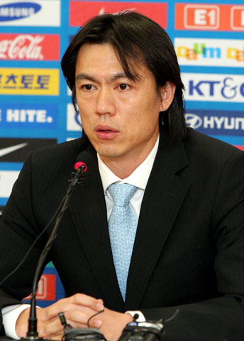 홍명보 신임 U-20 감독이 23일 서울 대한축구협회에서 열린 기자회견에서 신임 감독으로서의 각오를 밝히고 있다. 
