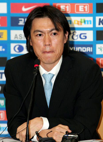 홍명보 신임 U-20 감독이 23일 서울 대한축구협회에서 열린 기자회견에서 신임 감독으로서의 각오를 밝히며 굳은 표정을 짓고 있다. 