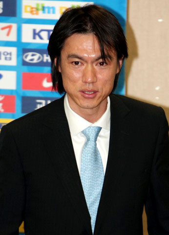 홍명보 신임 U-20 감독이 23일 서울 대한축구협회에서 열린 기자회견에서 신임 감독으로서의 각오를 밝힌 뒤 미소짓고 있다. 
