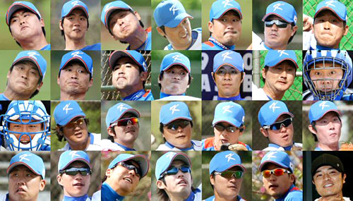 제2회 월드베이스볼클래식(WBC)에 출전할 야구대표팀이 23일 최종 엔트리 28명을 확정했다. <br><br>
맨윗줄부터 왼쪽에서 오른쪽으로..<br><font size=2><b>투수</b> 류현진(한화), 김광현(SK), 이승호(SK), 정대현(SK), 봉중근(LG), 손민한(롯데), 윤석민(KIA),/ 정현욱(삼성), 오승환(삼성), 장원삼(히어로즈), 황두성(히어로즈), 임창용(야쿠르트), 이재우(두산), <b>포수 </b> 박경완(SK), / 강민호(롯데), <b>내야수 </b> 이대호(롯데), 박기혁(롯데), 김태균(한화), 정근우(SK), 최정(SK), 고영민(두산), /이범호(한화), <b>외야수</b>  이종욱(두산), 김현수(두산), 이용규(KIA), 이진영(LG), 이택근(히어로즈), 추신수(클리블랜드). 