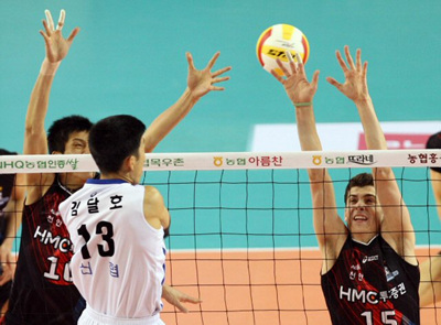 24일 천안 유관순체육관에서 벌어진 2008-2009 프로배구 V리그 신협상무-현대캐피탈 경기에서 상무 김달호가 현대캐피탈 하경민, 앤더슨의 블로킹을 피해 시간차 공격을 성공시키고 있다. 