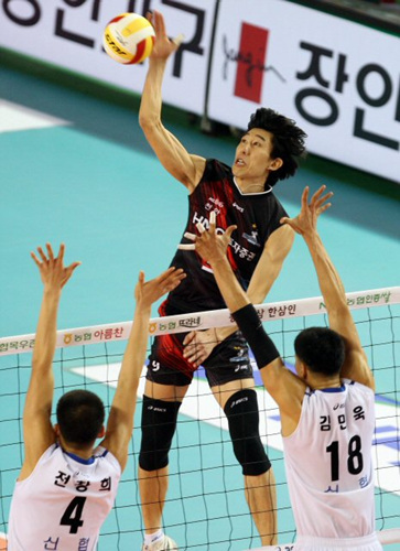 24일 천안 유관순체육관에서 벌어진 2008-2009 프로배구 V리그 현대캐피탈-신협상무 경기에서 현대캐피탈 후인정이 상무 전창희, 김민욱의 블로킹 위로 강타를 날리고 있다. 