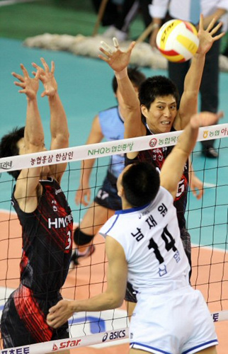 24일 천안 유관순체육관에서 벌어진 2008-2009 프로배구 V리그 현대캐피탈-신협상무 경기에서 현대캐피탈 권영민, 하경민이 상무 남재원의 스파이크를 블로킹하고 있다.
 