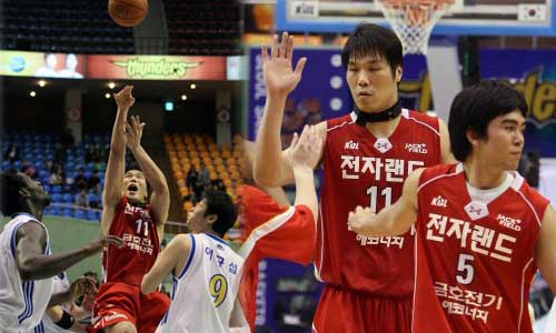24일 오후 잠실실내체육관에서 열린 2008-2009 동부프로미 프로농구 정규리그 서울 삼성-인천 전자랜드 경기에서 전자랜드 서장훈이 89:87 상황에서 2점 슛을 성공시키고 있다.(왼쪽) 24일 오후 잠실실내체육관에서 열린 2008-2009 동부프로미 프로농구 정규리그 서울 삼성-인천 전자랜드 경기에서 전자랜드 서장훈이 승리를 확정 지은 뒤 동료들과 환호하고 있다.(오른쪽)

 