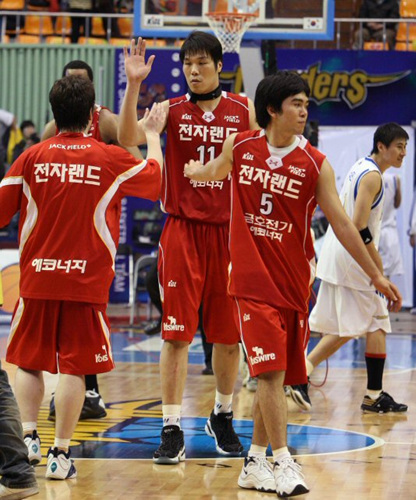 24일 오후 잠실실내체육관에서 열린 2008-2009 동부프로미 프로농구 정규리그 서울 삼성-인천 전자랜드 경기에서 전자랜드 서장훈이 승리를 확정 지은 뒤 동료들과 환호하고 있다. 맨 오른쪽은 이상민. 