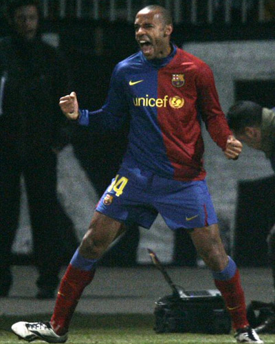 25일(한국시간) 프랑스 리옹 제를랑에서 펼쳐진 UEFA 챔피언스리그 16강 1차전 올림피크 리옹과 바르셀로나의 경기에서 티에리 앙리가 후반 22분 골을 넣고 기뻐하고 있다. 