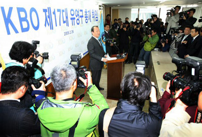 KBO 유영구 신임 총재가 26일 도곡동 야구회관에서 취임식에서 연설을 하고 있다. 