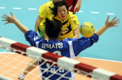 27일 오후 성남실내체육관에서 열린 2009 SK 핸드볼큰잔치 여자부 준결승 용인시청 대 삼척시청 경기에서 용인시청 이정희가 강슛을 성공시키고 있다. 