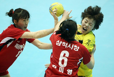 27일 오후 성남실내체육관에서 열린 2009 SK 핸드볼큰잔치 여자부 준결승 용인시청 대 삼척시청 경기에서 용인시청 권근혜가 수비를 뚫고 강슛을 시도하고 있다. 