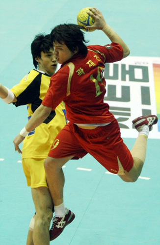 27일 오후 성남실내체육관에서 열린 2009 SK 핸드볼큰잔치 남자부 준결승 인천도시개발공사 대 HC경남코로사 경기에서 코로사 곽재진이 강슛을 날리고 있다. 