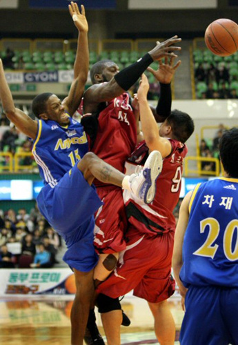 27일 오후 창원체육관에서 열린 프로농구 창원LG-서울삼성전에서 삼성 헤인즈와 LG 아이반 존슨, 현주엽이 서로 치열하게 엉켜 몸싸움을 벌이고 있다. 이날 경기에서 LG가 89 대 84로 승리를 거뒀다.
 