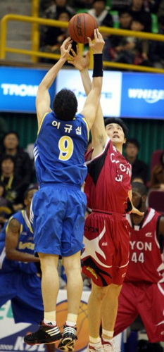 27일 오후 창원체육관에서 열린 프로농구 창원LG-서울삼성전에서 삼성 이규섭이 3점슛을 시도했지만 LG 기승호의 블록슛에 막히고 있다. 이날 경기에서 LG가 89 대 84로 승리를 거뒀다.
 