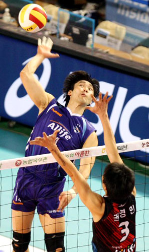 1일 천안 유관순체육관에서 벌어진 2008-2009 프로배구 V리그 삼성화재-현대캐피탈 경기에서 삼성화재 석진욱이 현대캐피탈 권영민의 블로킹을 피해 강타를 날리고 있다. 