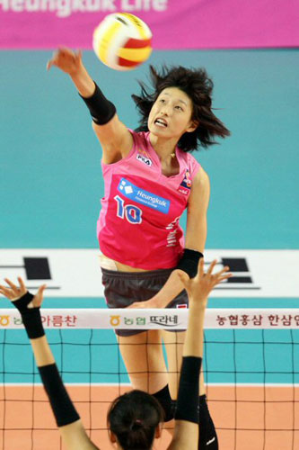 1일 천안 유관순체육관에서 열린 2008-2009 프로배구 V리그 여자부 흥국생명-KT&G 경기에서 흥국생명 김연경이 KT&G 김은영의 블로킹 위로 강타를 날리고 있다. 