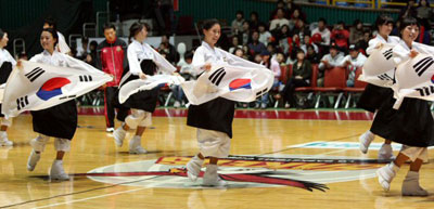 제90주년 3.1절 기념일인 1일 오후 창원체육관에서 열린 프로농구 창원 LG-울산모비스전에서 LG 치어리드들이 독립만세운동 당시의 복장과 태극기를 든채 응원전을 펼치고 있다. 