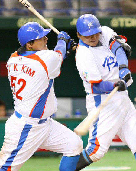 2일 오전 도쿄돔에서 열린 한국대표팀과 세이부 라이온스의 연습경기 3회말 2사 1루, 김태균이 2점포를 쏘고 있다. 