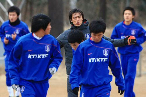2일 경기도 파주NFC에서 홍명보 20세 이하 청소년 축구 대표팀 신임 감독이 선수들을 독려하며 첫 소집 훈련을 하고 있다. 
