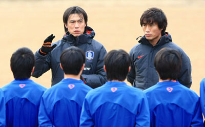 2일 경기도 파주NFC에서 열린 20세 이하 청소년 축구 대표팀 첫 소집 훈련, 홍명보 감독(왼쪽)과 김태영 코치가 선수들을 지도하고 있다. 