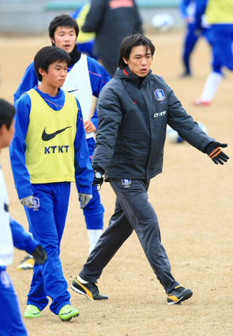 2일 경기도 파주NFC에서 열린 20세 이하 청소년 축구 대표팀 첫 소집 훈련, 홍명보 신임 감독이 선수들을 지도하고 있다. 