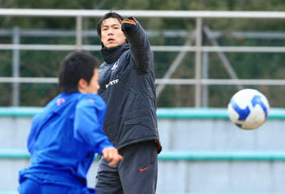 2일 경기도 파주NFC에서 열린 20세 이하 청소년 축구 대표팀 첫 소집 훈련, 홍명보 신임 감독이 선수들을 지도하고 있다. 