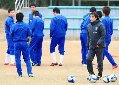 2일 경기도 파주NFC에서 열린 20세 이하 청소년 축구 대표팀 첫 소집 훈련, 홍명보 신임 감독이 선수들을 지도하고 있다. 