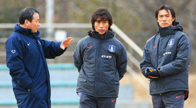 2일 경기도 파주NFC에서 열린 20세 이하 청소년 축구 대표팀 첫 소집 훈련, 홍명보 신임 감독(오른쪽)과 김태영 코치(가운데)가 조영증 NFC 센터장과 이야기를 나누고 있다. 