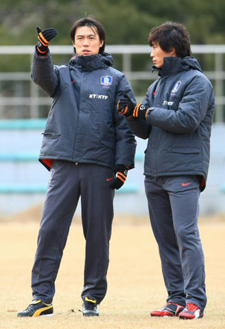 2일 경기도 파주NFC에서 열린 20세 이하 청소년 축구 대표팀 첫 소집 훈련, 홍명보 신임 감독(왼쪽)과 김태형 코치가 대화를 나누고 있다. 