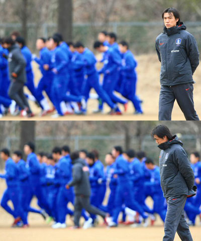 2일 경기도 파주NFC에서 열린 20세 이하 청소년 축구 대표팀 첫 소집 훈련, 홍명보 신임 감독이 선수들이 몸을 푸는 가운데 생각에 잠겨 있다. 