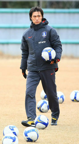 2일 경기도 파주NFC에서 열린 20세 이하 청소년 축구 대표팀 첫 소집 훈련, 홍명보 신임 감독이 훈련용 공을 준비하고 있다. 
