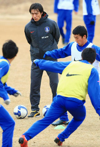 2일 경기도 파주NFC에서 열린 20세 이하 청소년 축구 대표팀 첫 소집 훈련, 홍명보 신임 감독이 선수들의 훈련 모습을 지켜보고 있다. 