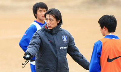 2일 경기도 파주NFC에서 열린 20세 이하 청소년 축구 대표팀 첫 소집 훈련, 홍명보 신임 감독이 선수들을 지도하고 있다. 