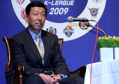 4일 오전 서대문구 홍은동 그랜드힐튼호텔에서 열린 프로축구 K-리그 미디어데이 행사에서 최강희 전북 감독이 취재진의 질문에 답하고 있다. 