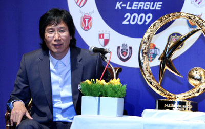 4일 오전 서대문구 홍은동 그랜드힐튼호텔에서 열린 프로축구 K-리그 미디어데이 행사에서 최순호 강원 감독이 취재진의 질문에 답하고 있다. 