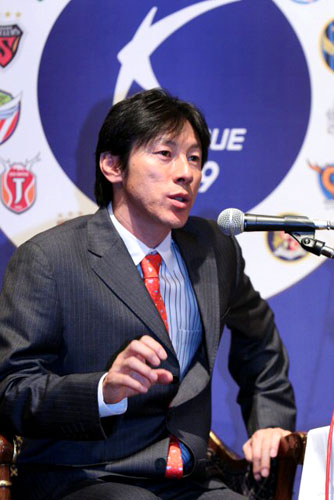 4일 오전 서대문구 홍은동 그랜드힐튼호텔에서 열린 프로축구 K-리그 미디어데이 행사에서 신태용 성남 감독이 취재진의 질문에 답하고 있다. 