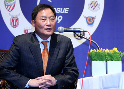 4일 오전 서대문구 홍은동 그랜드힐튼호텔에서 열린 프로축구 K-리그 미디어데이 행사에서 김호곤 울산 현대 감독이 취재진의 질문에 답하고 있다. 