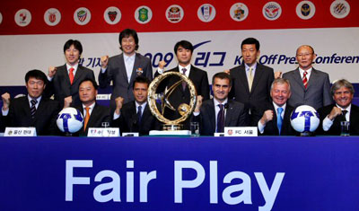 4일 오전 서대문구 홍은동 그랜드힐튼호텔에서 열린 프로축구 K-리그 미디어데이 행사에서 감독들이 단체로 포즈를 취하고 있다. 