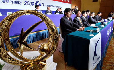 4일 오전 서대문구 홍은동 그랜드힐튼호텔에서 열린 프로축구 K-리그 미디어데이 행사에서 감독들이 취재진의 질문에 답하고 있다. 