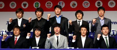 4일 오전 서대문구 홍은동 그랜드힐튼호텔에서 열린 프로축구 K-리그 미디어데이 행사에서 참가 선수들이 단체로 포즈를 취하고 있다. 