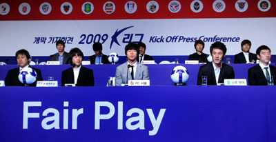 4일 오전 서대문구 홍은동 그랜드힐튼호텔에서 열린 프로축구 K-리그 미디어데이 행사에서 참가 선수들이 취재진의 질문에 답하고 있다. 