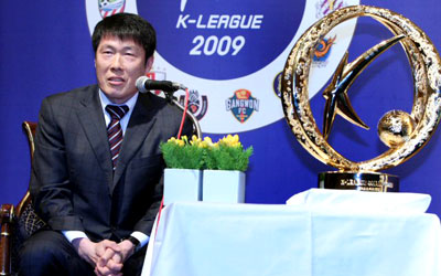 4일 오전 서대문구 홍은동 그랜드힐튼호텔에서 열린 프로축구 K-리그 미디어데이 행사에서 차범근 수원 삼성 감독이 취재진의 질문에 답하고 있다. 