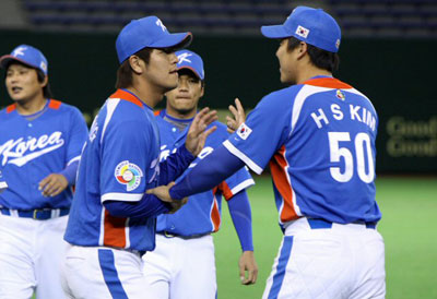 4일 일본 도쿄돔에서 열린 월드베이스볼클래식(WBC) 대한민국 대표팀 공식 훈련 전, 강민호와 김현수(오른쪽)가 장난을 치고 있다. 