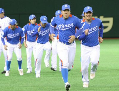  4일 일본 도쿄돔에서 열린 월드베이스볼클래식(WBC) 대한민국 대표팀 공식 훈련에서 선수들이 몸을 풀고 있다. 