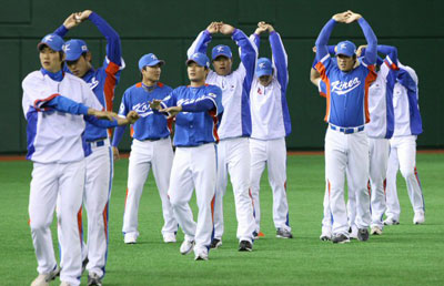  4일 일본 도쿄돔에서 열린 월드베이스볼클래식(WBC) 대한민국 대표팀 공식 훈련에서 투수들이 몸을 풀고 있다. 