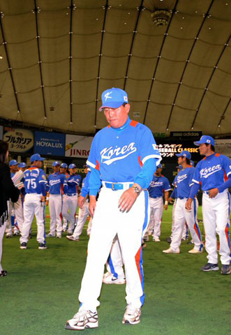  4일 일본 도쿄돔에서 열린 월드베이스볼클래식(WBC) 대한민국 대표팀 단체 사진 촬영 후 김인식 감독이 덕아웃으로 가고 있다. 