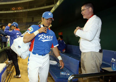  4일 일본 도쿄돔에서 열린 월드베이스볼클래식(WBC) 대한민국 대표팀 공식 훈련 후 추신수가 짐을 챙기고 있다. 
