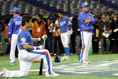4일 일본 도쿄돔에서 열린 월드베이스볼클래식(WBC) 대한민국 대표팀 공식 훈련에서 김인식이 타격 준비를 하고 있는 추신수를 바라보고 있다. 