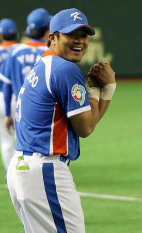 4일 일본 도쿄돔에서 열린 월드베이스볼클래식(WBC) 대한민국 대표팀 공식 훈련 전, 추신수가  손가락을 꼬며 장난을 하고 있다. 