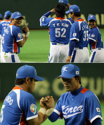 4일 일본 도쿄돔에서 열린 월드베이스볼클래식(WBC) 대한민국 대표팀 공식 훈련 전, 추신수가  김민호 코치 앞에서 손가락을 꼬며 장난을 하고 있다. 