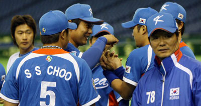 4일 일본 도쿄돔에서 열린 월드베이스볼클래식(WBC) 대한민국 대표팀 공식 훈련 전, 김태균과 봉중근이 손가락을 꼬며 장난을 하고 있다. 